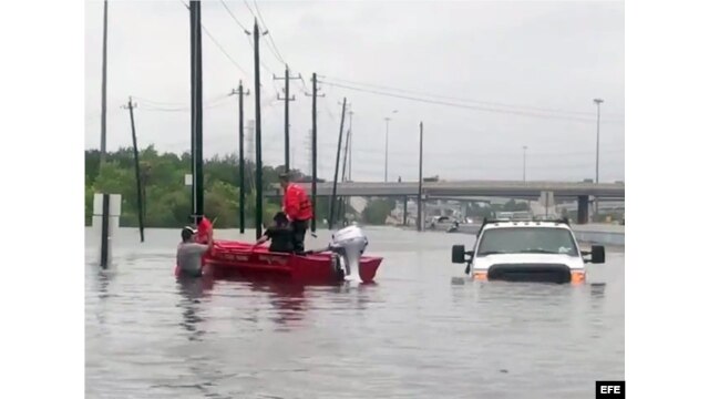 Houston Coast Guardisce ricerca e salvataggio residenti di aree allagate dopo l'uragano Harvey a Houston.