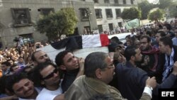Varias personas cargan con el ataúd de Gaber Salah, uno de los dos jóvenes que perecieron durante los últimos choques en Egipto entre manifestantes y las fuerzas de seguridad durante su funeral en frente de la mezquita de Omar Makram, en El Cairo, Egipto
