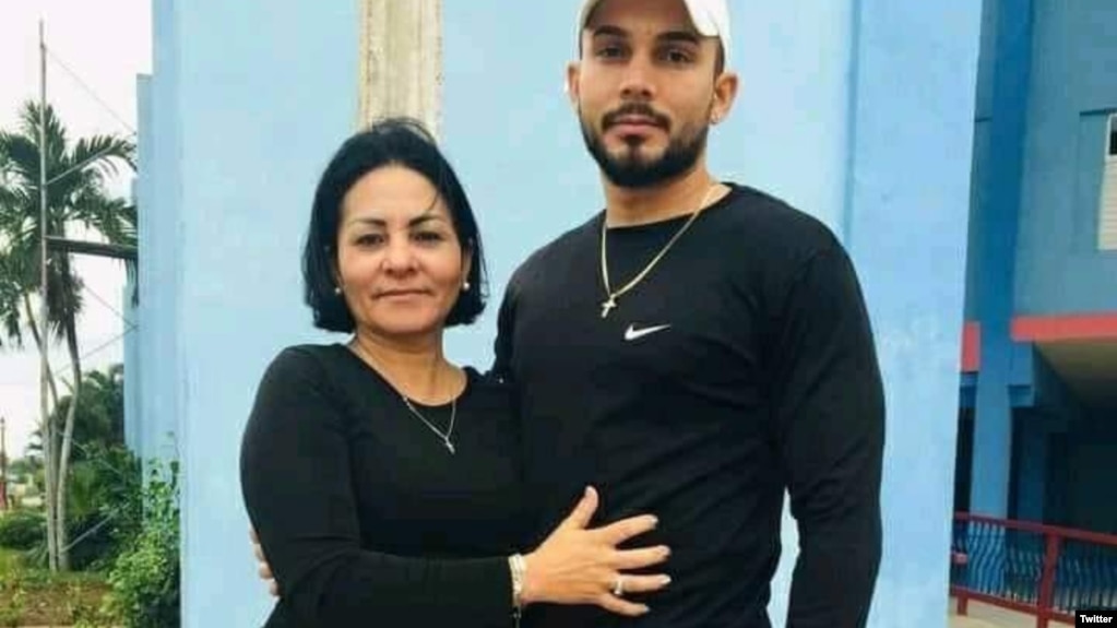 Ailex Marcano Fabelo, junto a su hijo, detenido el 11J en Camagüey.