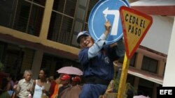 Un hombre instala una señal de tránsito en una calle de la Ciudad de Holguín (Cuba).