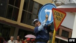 Un hombre instala una señal de tránsito en una calle de la Ciudad de Holguín (Cuba).
