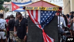 Un bicitaxi con la bandera estadounidense transporta turistas en La Habana.