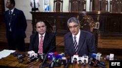 El secretario general de la Corte de Constitucionalidad (CC) de Guatemala, Martin Guzmán (d), y el secretario adjunto de la Corte, Giovanni Salguero (i), hablan en Ciudad de Guatemala, donde anunciaron que la institución anuló la sentencia de 80 años de p