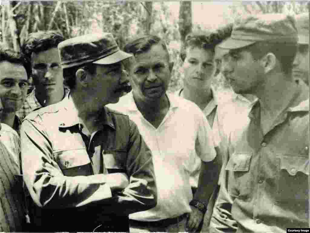 Castro con militares soviéticos en Cuba. 