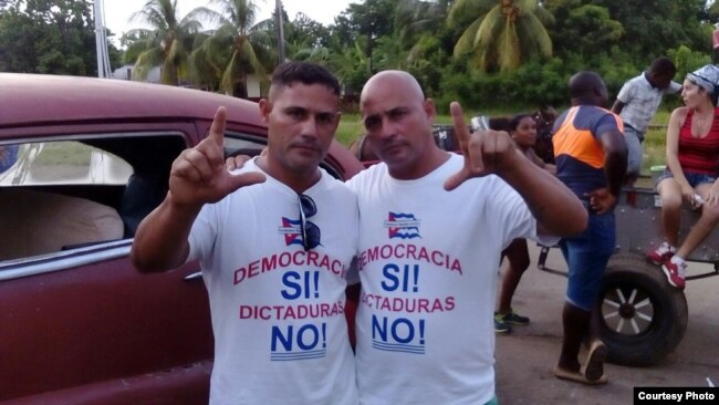 Iván Amaro (izq.) y Abel Bello el 13 de agosto de 2016. Foto Cortesía de Disneidis Ortiz.