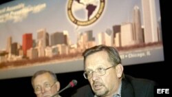 Jaime Mantilla Anderson (der) presidente de la junta de becas de la SIP.