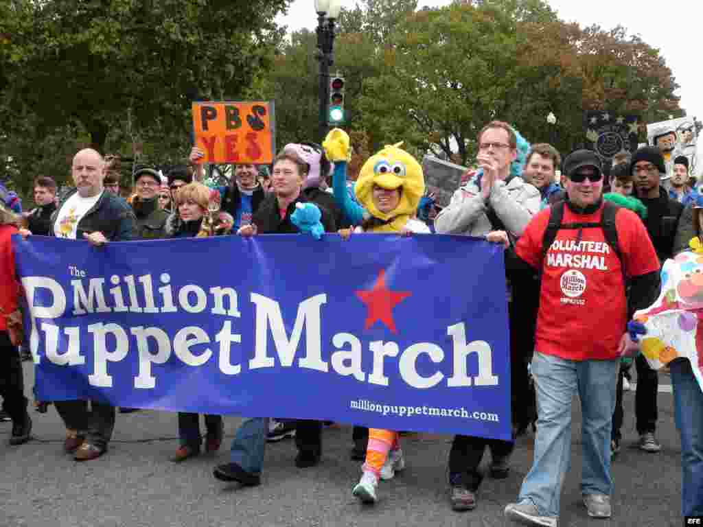Vista de "La marcha del millón de marionetas", en la que Abelardo Montoya, el monstruo comegalletas y el carismático Archibaldo se manifestaron hoy, sábado 3 de noviembre de 2012, en Washington DC (EE.UU.), junto a centenares de personas ante el edificio