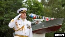 Comandante de la flota de Rusia en el mar Báltico, vice almirante Viktor Liina, durante las celebraciones del Día de las Fuerzas Navales el 31 de julio de 2022. (REUTERS/Vitaly Nevar).