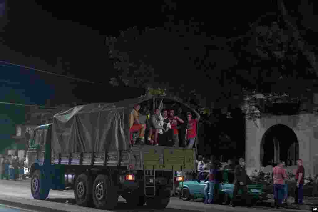Patrulla de Respuesta Rapida vestida de civil en un camión militar durante una protesta para pedir que se restablezca la energía después de seis días de apagones debido a la devastación del huracán Ian en La Habana, Cuba.&nbsp;(AP Photo/ Ramon Espinosa)