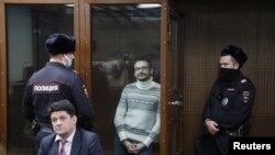 El opositor ruso Ilya Yashin en un tribunal de Moscú el 9 de diciembre de 2022. (Yuri Kochetkov/Pool via REUTERS).