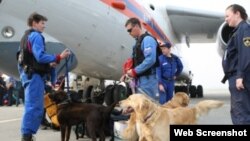 Archivo - Socorristas rusos del Ministerio de Emergencia