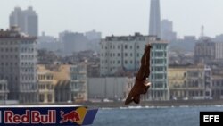Un atleta salta desde la Fortaleza de los Tres Reyes del Morro, en La Habana.