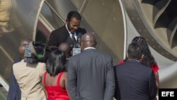 El presidente de Guinea Ecuatorial, Teodoro Obianof (c), llega al aeropuerto de Maiquetía en Caracas (Venezuela).