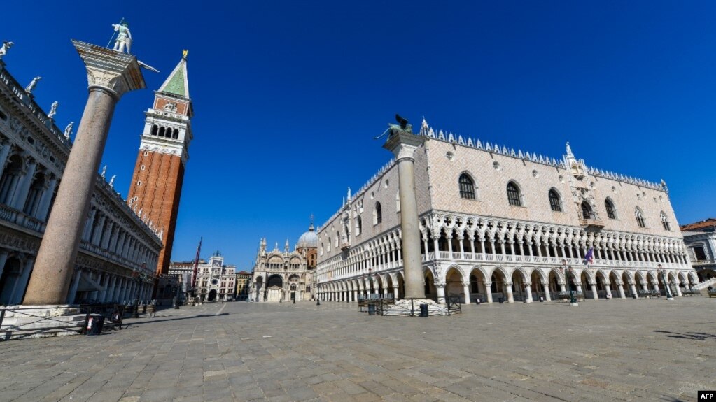 La plaza normalmente más concurrida del centro de Venecia aparece vacía la tarde del miércoles en medio de la pandemia del coronavirus que azota Italia (Foto: Andrea Pattaro/AFP).