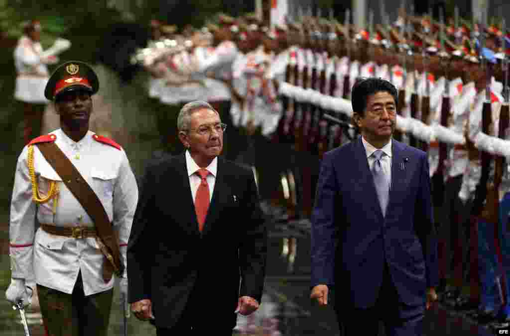  Raúl Castro (2i), y el primer ministro de Japón, Shinzo Abe (c), pasan revista a las tropas formadas para la ceremonia de oficial de recibimiento jueves 22 de septiembre de 2016, en el Palacio de la Revolución de La Habana (Cuba). 