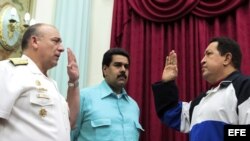 Hugo Chávez, durante el juramento del Almirante en Jefe, Diego Molero Bellavia (i), como nuevo Ministro de Defensa, en compañía del vicepresidente y canciller, Nicolas Maduro (c).
