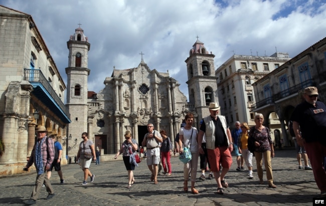 Turistas en la Plaza de la Catedral en La Habana.