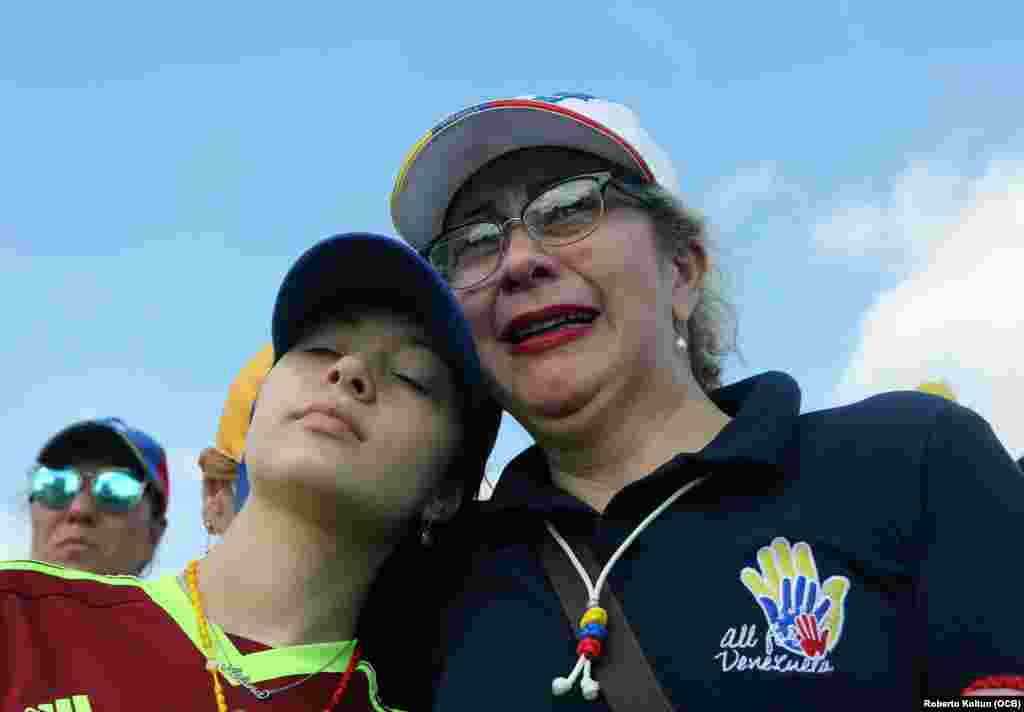 En la imagen Mayra Marchán llora de emoción junto a su hija Aitana Arvelo, durante la manifestación para respaldar al presidente encargado de Venezuela Juan Guaidó en el Doral Park, el sábado 2 de febrero de 2019.
