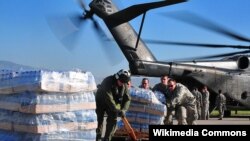 Soldados estadounidenses descargan botellas de agua para las víctimas del terremoto del 2010 en Haití.