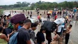 Venezolanos en una trocha en Cúcuta.