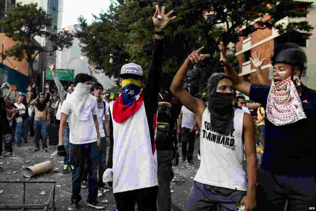 Un grupo de personas participa en manifestaciones en la Plaza Altamira (sábado 15 de febrero de 2014)