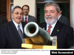 Lula da Silva durante visita a Cuba en 2008, año en que concedió el préstamo de 600 millones para el Mariel. Alejandro Castro Espín, hijo del dictador cubano, estuvo presente en el encuentro. (Ricardo Stuckert/Presidencia)