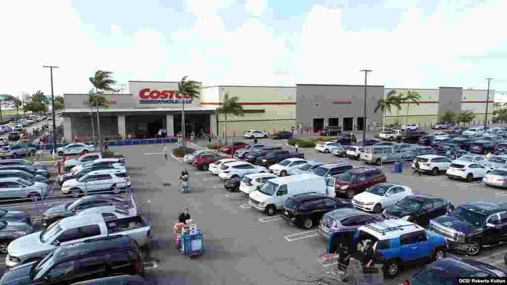 Residentes del Sur de la Florida salen a realizar sus compras de primera necesidad.
