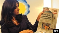La presidenta argentina, Cristina Fernández, muestra una edición del periódico Clarín.
