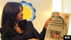 La presidenta argentina, Cristina Fernández, muestra una edición del periódico Clarín.