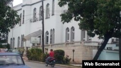 Twitpic de Yoani Sánchez: estación de policía de Acosta.