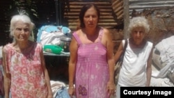Hortensia Alfonso Vega (al centro) fue desalojada junto a sus familiares de la casa que rentaban.