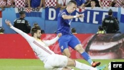 Ivan Perísic (d), anota el segundo gol de Croacia.