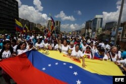 Cientos de mujeres marchan en Caracas para exigir reactivación de revocatorio contra Maduro.