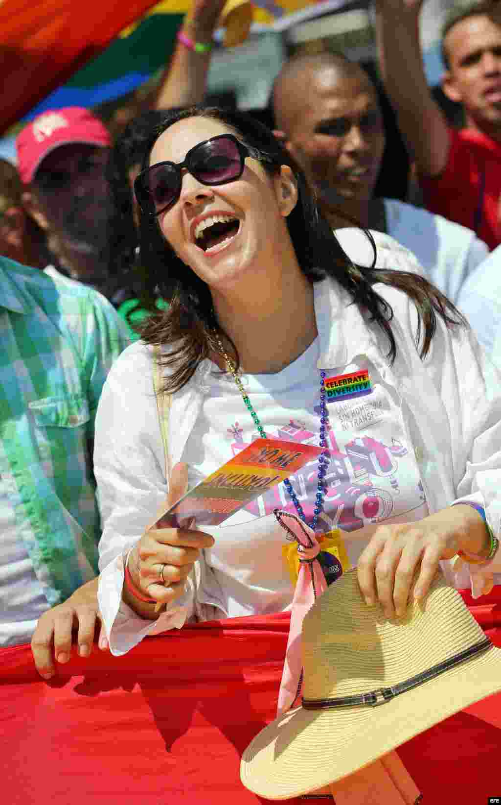 Mariela Castro, directora del Centro Nacional de Educación Sexual (Cenesex), e hija del presidente cubano Raúl Castro, encabeza una conga por los derechos LGTBI.