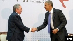 Fotografía de la histórica reunión en Panamá entre los mandatarios Barack Obama y Raúl Castro.