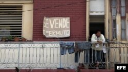 Un hombre camina junto a una casa que se encuentra a la venta hoy, lunes 12 de noviembre de 2012, en La Habana (Cuba). Un año después de que el Gobierno legalizara la compraventa de casas entre particulares, ha surgido en Cuba un nuevo y particular merca