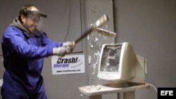 Un hombre destruye un ordenador
