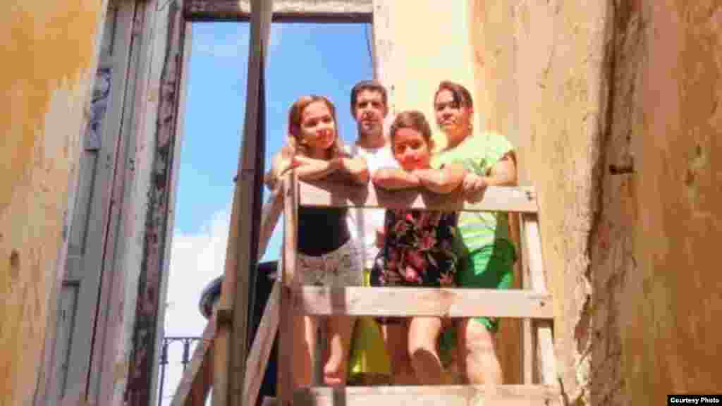 Matrimonio de La Habana Vieja temen morir con sus hijas aplastados en un derrumbe Foto Cortesía Elizabeth Valdés