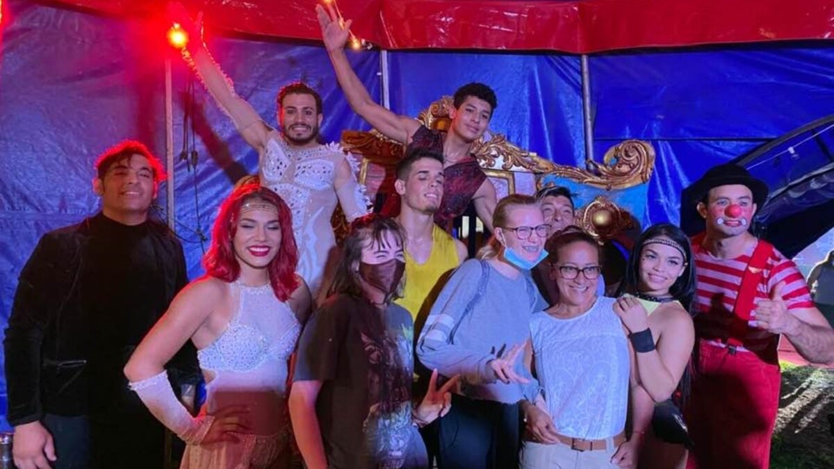 A Cuban in the US fulfills his dream of having a circus and shares happiness with migrant children