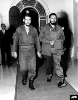 En esta foto de 1963 Ernesto "Che" Guevara y Fidel Castro (R) en el restaurante "1830" de La Habana.