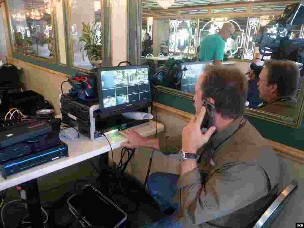 José Gastón personal técnico trabajando en los preparativos de la programación en vivo desde el restaurant Versailles en la Pequeña Habana, celebrando la independencia de la nación Cubana. Fotografía Roberto Koltun OCB Staff