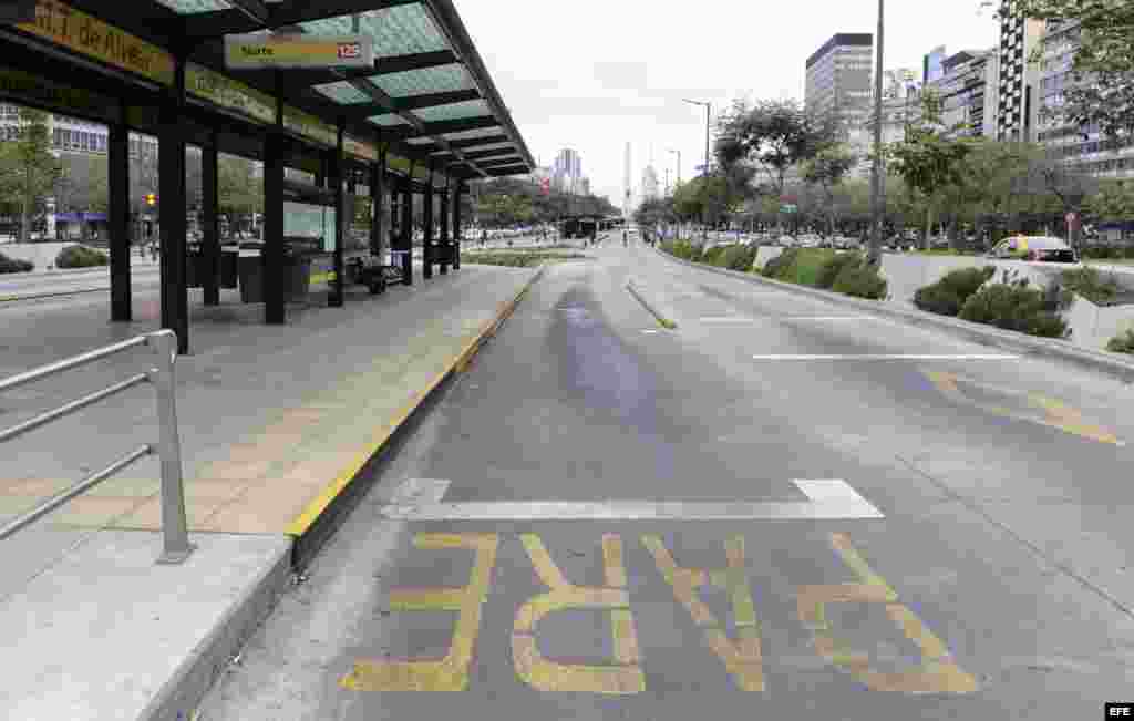 Vista general de una estación vacía de Metrobús en Buenos Aires (Argentina).