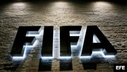 Vista del logo de la FIFA en la sede de la entidad en Zurich, Suiza.