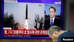 Un hombre observa en la televisión surcoreana un reporte sobre el lanzamiento de misiles de Norcorea. 