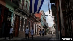 Estudiantes de Medicina buscan casos de coronavirus en La Habana.