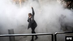 Estudiantes iraníes se enfrentan a la policía durante las protestas en los alrededores de la Universidad de Teherán.