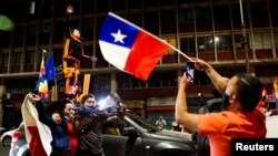 Chilenos celebran resultado de plebiscito en Valparaíso, Chile.