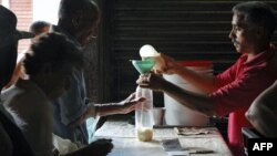 Un hombre compra leche en una bodega de Cuba. Foto Archivo.