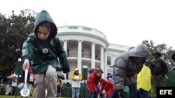 Varios niños hacen rodar sus huevos de pascua en el ala sur de la Casa Blanca en Washington DC.