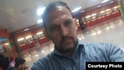 Rolando Rodríguez Lobaina, en el Aeropuerto Internacional José Martí, de La Habana, minutos antes de ser arrestado el pasado miércoles. (Cortesía)
